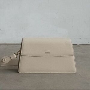 Freja New York Original Classic Shoulder Bag in Oat